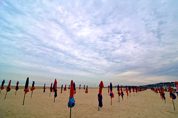 ingeklapte parasols op het strand