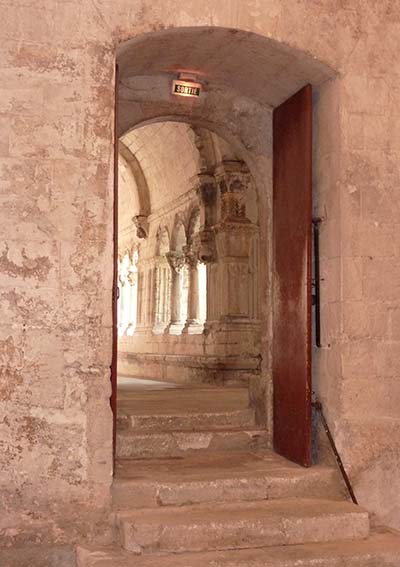Blik in een klooster door een open deur