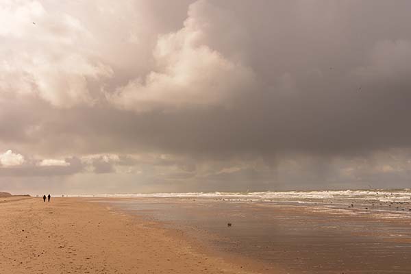 Regenwolken op het strand