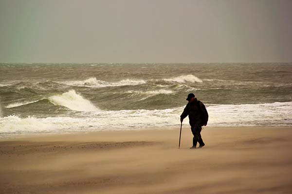 Eem man op het winderige strand