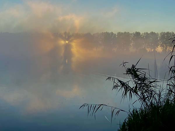 Tanrenga Issa - mistflarden over het water